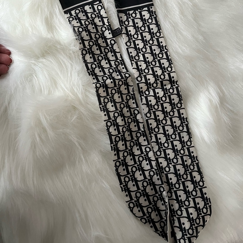 Silk neck bow